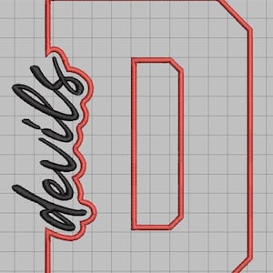 Puede incluir: Un diseño de bordado digital que presenta una letra D mayúscula en bloque delineada con hilo rojo. La palabra Devils está escrita en cursiva negra, colocada verticalmente a lo largo del lado izquierdo de la letra D, también delineada en rojo.