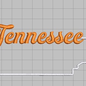 Puede incluir: Un diseño de bordado que presenta la palabra Tennessee en letras cursivas de color naranja, posicionada sobre un contorno blanco del estado de Tennessee. El diseño se encuentra sobre un fondo gris claro con una cuadrícula visible.