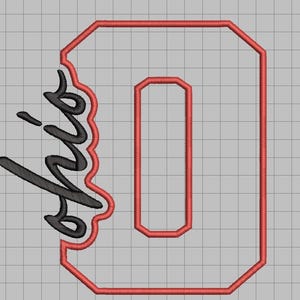 Pode incluir: Um design de bordado apresentando uma letra O grande em estilo bloco delineada com linha vermelha. Sobrepondo o lado esquerdo da letra O está a palavra Ohio escrita em uma fonte cursiva preta, também delineada com linha vermelha, em um fundo de grade cinza.