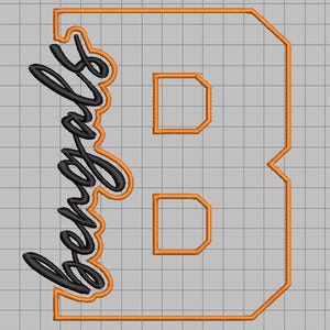 Könnte beinhalten: Ein Stickmuster mit einem großen orangefarbenen Blockbuchstaben B mit schwarzer Umrandung. Das Wort Bengals ist in schwarzer Schreibschrift geschrieben und vertikal entlang der linken Seite des Buchstabens B positioniert, ebenfalls orange umrandet.