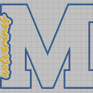 Op de afbeelding: Een digitaal borduurontwerp met een grote, blokvormige letter M omlijnd met blauwe draad. Het woord Wolverines staat verticaal in gele cursieve letters aan de linkerkant van de letter M, geplaatst tegen een lichtgrijze achtergrond met een raster.