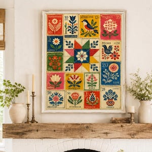 Pode incluir: Uma obra de arte emoldurada com uma coleção de selos postais em estilo vintage. Os selos apresentam desenhos florais e de pássaros em cores vibrantes como vermelho, azul e amarelo. A obra de arte é exibida acima de uma lareira de madeira rústica.