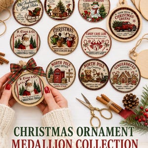 Puede incluir: Una colección de adornos navideños redondos de madera con diversas ilustraciones y textos temáticos festivos, que incluyen a Santa Claus, una casa de jengibre, un muñeco de nieve y un camión rojo. Los diseños incluyen etiquetas como North Pole.