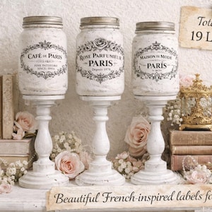 Può includere: Tre barattoli di vetro bianchi con etichette vintage, montati su piedistalli bianchi. Le etichette recitano "Cafe de Paris", "Rose Parfumeur Paris" e "Maison de Mode Paris". L'immagine include il testo "Total of 19 Labels" e "Beautiful French-inspired labels for Printing."