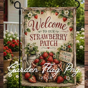 Könnte beinhalten: Eine Gartenflagge mit rustikalem Design. Die Flagge zeigt den Text "Welcome to our Strawberry Patch" mit Bildern von Erdbeeren und Blumen. Ein Korb mit frisch gepflückten Erdbeeren ist ebenfalls abgebildet. Die Flagge misst 30x46 cm.
