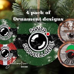 Może przedstawiać: Cztery okrągłe ozdoby choinkowe w biało-zielono-czerwonej kolorystyce. Ozdoby przedstawiają czarno-biały grafik kamery z napisem "Santa Surveillance" na każdej. Ozdoby zawierają również napis "Reindeer Watch", "Elf Cam" i "Sublimation Digital Designs".