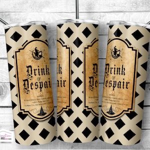 Op de afbeelding: Een set van drie 20 oz roestvrijstalen tumblers met een zwart en beige ruitpatroon. De tumblers hebben een vintage label met de tekst "Drink of Despair" met een heks die op een bezem vliegt.