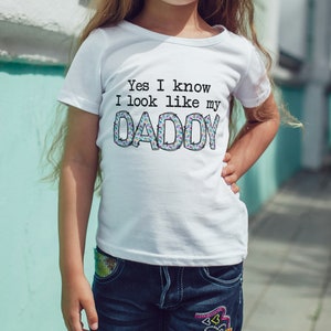 Sí, sé que me parezco a mi papá, papá PNG, papá con nombres de niños, papá personalizado, regalo del Día del Padre, letras florales de papá con sublimación de diseño de papá