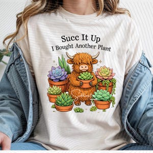 Mucca delle Highlands con pianta grassa PNG, design divertente per amanti delle piante, succhialo, ho comprato un'altra pianta, file per sublimazione di mucca