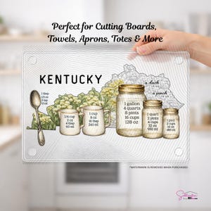 Può includere: Un tagliere in vetro trasparente con un design a tema Kentucky. Il design include una mappa del Kentucky, misurini e cucchiai, e testo che indica le misure in ml, tazze e cucchiai. La parola "KENTUCKY" è ben visibile.