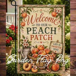 Könnte beinhalten: Eine Gartenflagge mit Holzrahmen mit dem Text "Welcome to our Peach Patch". Die Flagge zeigt Pfirsiche, Blumen und ein kleines Schild mit der Aufschrift "Life is Sweeter Here". Die Flagge misst 30,5 cm x 45,7 cm.