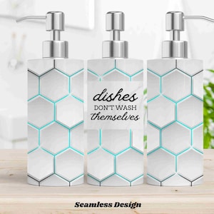 Könnte beinhalten: Drei weiße und türkisfarbene Seifenspender mit sechseckigem Muster und silbernen Pumpen. Der mittlere Spender trägt den schwarzen Text "dishes don't wash themselves". Die Spender stehen auf einer Holzoberfläche.