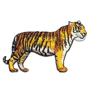 Op de afbeelding: Een geborduurde strijk-op patch van een tijger met oranje, zwarte en witte strepen. De tijger staat op alle vier poten en kijkt naar rechts.