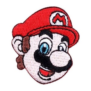 Puede incluir: Parche bordado con una imagen de dibujos animados de Mario, el icónico personaje de videojuegos. Mario lleva su característico sombrero rojo con la letra "M" en él, y tiene un bigote marrón y ojos azules.