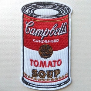Peut inclure: Écusson brodé représentant une boîte de soupe aux tomates Campbell's. Le patch présente une section supérieure rouge avec le logo Campbell's en écriture blanche et le mot "CONDENSED" en dessous. La section inférieure est blanche avec "TOMATO SOUP" en lettres dorées.
