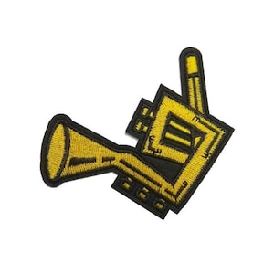 Könnte beinhalten: Ein gelber gestickter Bügelaufkleber mit einer Trompete und einer Hand, die das 'Rock on'-Zeichen macht.