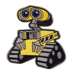 以下が含まれることがあります： 大きな目とキャタピラ式の車体を持つロボットのキャラクターが刺繍された黄色と灰色のパッチ。