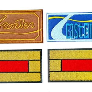 Puede incluir: Cuatro parches bordados con diferentes diseños. El parche superior izquierdo es marrón con costuras amarillas y la palabra "Frontier" en escritura cursiva amarilla. El parche superior derecho es azul con costuras blancas y amarillas y la palabra "East End" en azul. El parche inferior izquierdo es amarillo con costuras rojas y negras y una franja horizontal roja. El parche inferior derecho es amarillo con costuras rojas y negras y una franja horizontal roja.