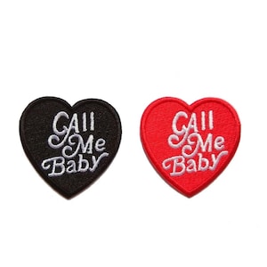 以下が含まれることがあります： ハート型のアイロン接着パッチが2つ。1つは黒地に白文字で「Call Me Baby」と書いてあります。もう1つは赤地に白文字で「Call Me Baby」と書いてあります。