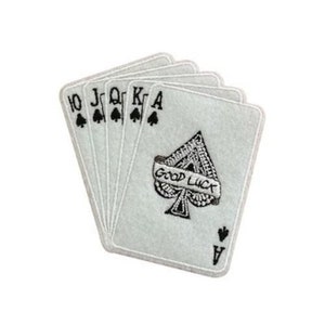Puede incluir: Un juego de cartas que muestra el As, el Rey, la Reina, la Jota y el 10 de Picas. El As de Picas tiene un diseño detallado en blanco y negro con las palabras "GOOD LUCK" en una pancarta. Las cartas tienen un fondo blanco.