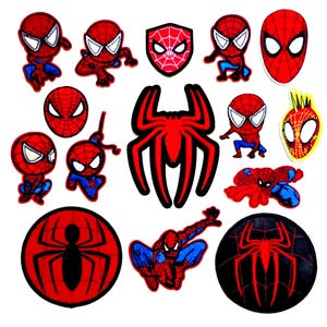 Puede incluir: Una colección de parches bordados con varios diseños de Spider-Man, que incluyen múltiples figuras de personajes en rojo y azul, un gran emblema de araña roja, parches circulares con motivos de araña y un icono de máscara en forma de escudo.