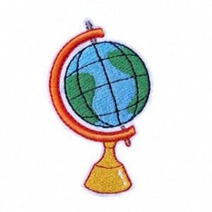 Pode incluir: Um remendo bordado com um globo terrestre em um suporte. O globo é azul e verde com um suporte amarelo. O suporte é laranja e tem uma forma curva.