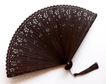 Ventilador plegable japonés de mano con diseño de flores negras de Japón, tallado en bambú.