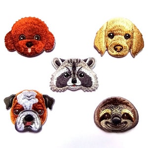 Puede incluir: Cinco parches bordados para planchar con caras de animales. Los parches incluyen un caniche marrón, un golden retriever, un mapache, un bulldog y un perezoso.