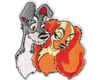 Puede incluir: Un parche bordado con Lady y la Tramp, un perro gris y blanco y un perro marrón y naranja, mirándose con la cabeza tocando.