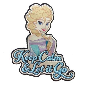 Op de afbeelding: Geborduurde patch met een cartoonafbeelding van Elsa uit Frozen. Elsa heeft blond haar en draagt een blauwe en paarse jurk. De patch heeft de tekst "Keep Calm & Let it Go" in lichtblauw.