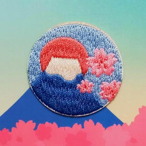 Broderad stryklapp med blommor från berget Fuji i Japan