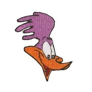 Puede incluir: Un correcaminos de dibujos animados con una cresta morada y un pico y cuerpo naranja. El correcaminos está mirando hacia la derecha con la boca abierta.