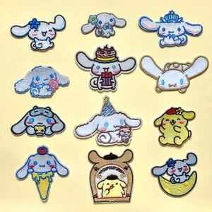 Könnte beinhalten: Eine Sammlung von zwölf bestickten Aufnähern mit den Sanrio-Figuren Cinnamoroll und Pompompurin in verschiedenen Posen, darunter mit Partyhüten, Geschenken, Eiscreme und auf einer Mondsichel sitzend, gefertigt mit farbenfrohen Garnen.