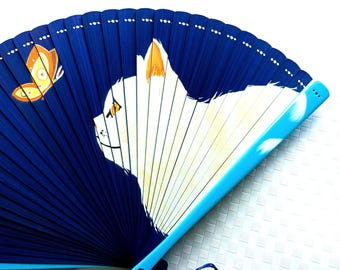 Ventilador plegable japonés con forma de gato mariposa azul medianoche, diseño de Bamnoo, ideal para bailar y con forma de vieira.