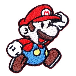 Puede incluir: Un personaje de dibujos animados rojo y marrón con un sombrero rojo y una 'M' blanca en la parte delantera. El personaje lleva un mono azul con un botón amarillo y está corriendo.