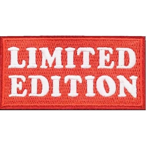 Puede incluir: Un parche rectangular con las palabras "LIMITED EDITION" bordadas en letras mayúsculas blancas sobre un fondo rojo. El parche tiene un borde rojo y una apariencia texturizada.