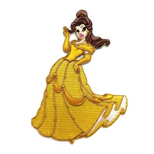 Può includere: Toppa ricamata raffigurante una principessa dei cartoni animati in un abito da ballo giallo. La principessa ha i capelli castani e indossa un abito giallo con dettagli dorati. La toppa è progettata per l'applicazione su abbigliamento o accessori.