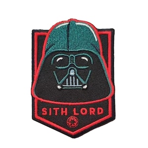 Pode incluir: Um remendo bordado preto e vermelho com o rosto de Darth Vader e o texto "SITH LORD" abaixo. O remendo tem um capacete verde e um fundo preto.
