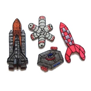 以下が含まれることがあります： 宇宙をテーマにしたデザインの刺繍入りアイロン接着パッチ5個。パッチには、赤と白のロケット、灰色のスペースシャトル、灰色の宇宙ステーション、灰色の宇宙船2機が含まれています。