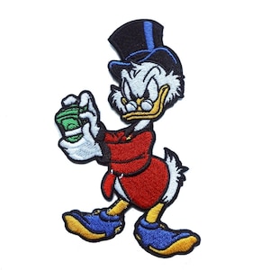 Könnte beinhalten: Ein gestickter Bügel-Patch mit Dagobert Duck, einer Comic-Ente, die einen Zylinder trägt und eine Geldbörse hält. Der Patch ist im Comic-Stil mit leuchtenden Farben gehalten.