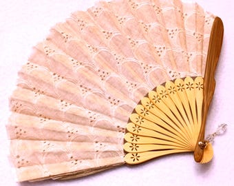 Abanico plegable japonés de encaje bordado a crochet rosa empolvado para danza con forma de vieira, de mano y plegable, regalo para cosplay.