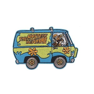 Może przedstawiać: Haftowana naszywka przedstawiająca furgonetkę Mystery Machine ze Scooby-Doo. Furgonetka jest jasnoniebieska i żółta z pomarańczowymi akcentami kwiatowymi i napisem "The Mystery Machine" w kolorze żółtym. Naszywka przedstawia postacie wewnątrz furgonetki.