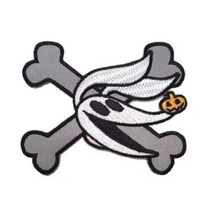 Op de afbeelding: Geborduurde patch met Zero uit The Nightmare Before Christmas. Het ontwerp omvat Zero's spookvorm, een kleine pompoen en gekruiste botten. De patch heeft een zwarte rand en is geplaatst tegen een witte achtergrond.