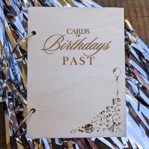 Cartes d'anniversaires passés | Porte-cartes d'anniversaire | Cadeau d'anniversaire souvenir | Rangement pour albums de cartes en bois | Porte-cartes personnalisé Milestone