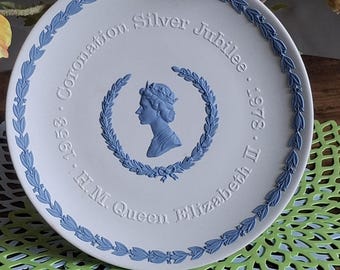 Vintage Wedgwood Jasperware plate - Queen Elizabeth ll Silver Jubilee