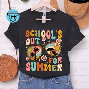 School's Out For Summer Shirt, Retro teacher, End Of School, Last Day Of School, Vacation Funny Teacher Team, Teacher Off Duty, Teaching Tee