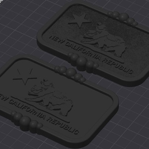 Pode incluir: Duas placas retangulares cinza escuro com bordas arredondadas. Cada placa apresenta uma estrela, um urso e o texto "NEW CALIFORNIA REPUBLIC". As placas têm uma borda decorativa de pequenas esferas.