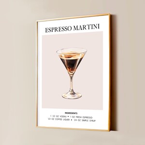 Op de afbeelding: Een ingelijste kunstprint met een illustratie van een espresso martini in een glas. De tekst bovenaan luidt ESPRESSO MARTINI en bevat de ingrediënten: 1 1/2 oz wodka, 1 oz verse espresso, 1/2 oz koffielikeur en 1/4 oz suikersiroop.