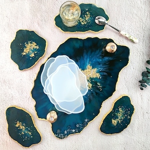 Peut inclure: Ensemble de six sous-verres en résine bleu sarcelle et or avec un design agate unique. Les sous-verres sont parfaits pour protéger les surfaces des rayures et des déversements.