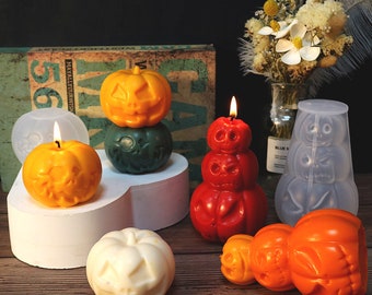 Puede incluir: Un conjunto de velas con temática de Halloween, que incluyen una calabaza, una calavera y un fantasma. Las velas están hechas de cera y tienen un aspecto realista. Las velas se muestran sobre una superficie de madera.